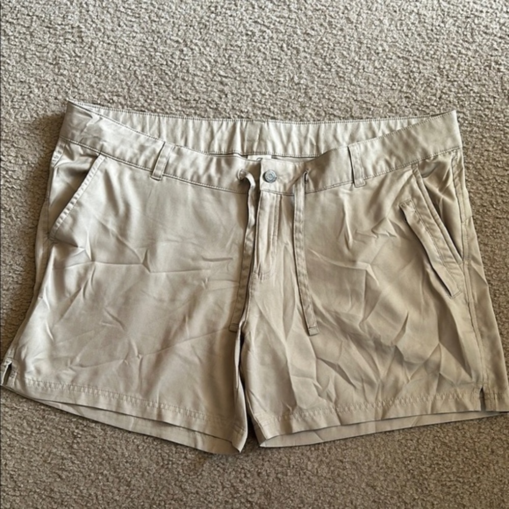 Magellan Outdoors Women's 5-Pocket Tan Shorts ❤️
